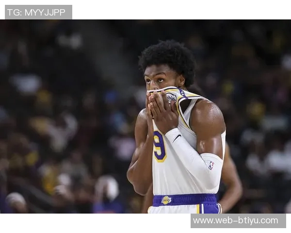 三球调侃布朗尼身材健壮引发热议网友纷纷点赞幽默互动不断